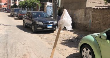 اضبط مخالفة.. عرق خشب وكيس بلاستيك لإرشاد السيارات لتفادى السقوط فى بلاعة صرف بالمحلة