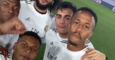 كاسمبيرو يحتفل مع لاعبى ريال مدريد بتحقيق لقب الليجا الغائب منذ 3 سنوات