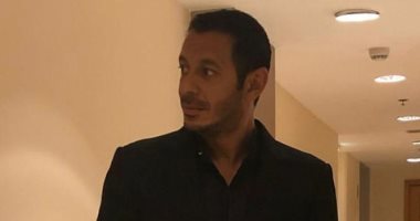 مصطفى شعبان من البدلة السوداء لـ فانلة وشورت وكاب.. والجمهور: أفندينا مزاج الخير