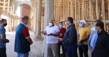 محافظ الوادى الجديد يوجه بتشغيل المجمع الإسلامى بالداخلة بالطاقة الشمسية.. صور