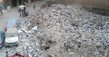 قارئ يشكو تراكم القمامة وانتشار الأدخنة الضارة فى منطقة النزهة الجديدة
