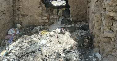 قارئ يشكو تراكم القمامة وانتشار الثعابين بمنزل مهجور فى ميت جراح بالدقهلية