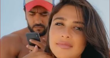 سيلفى مفاجئ لـ"أحمد العوضى" على البحر بكاميرا ياسمين عبد العزيز