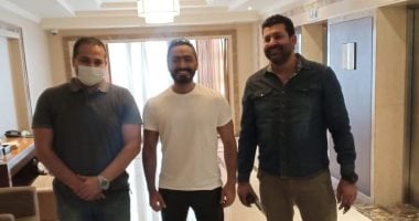 مسؤولو حى الدقى يتحفظون على معدات تصوير فيلم تامر حسنى.. ويلتقطون صورا مع النجم