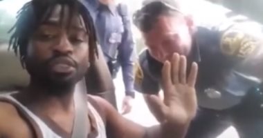 بعد عام من حدوثه.. الشرطة الأمريكية تحقق فى اعتداء شرطى على مواطن من أصل أفريقى.. فيديو وصور