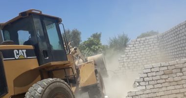 إزالة 191 حالة تعد خلال تنفيذ أعمال الموجة 16 بقنا.. صور