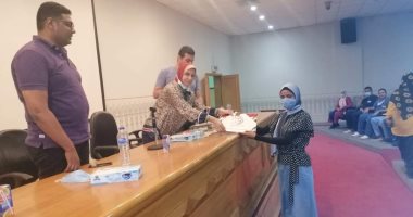 تكريم 57 ممرضا وممرضة تعافوا من كورونا بالأقصر بعد إصابتهم بمستشفيات العزل.. صور