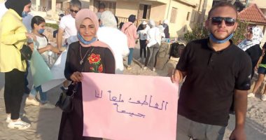 "كن نظيفا" مبادرة جمعت 30 شابا لينقذوا شاطئ العريش من مخلفات المصيفين