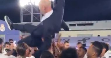 زيدان على الأعناق.. 3 فيديوهات لاحتفال لاعبو ريال مدريد بالدورى الإسبانى 