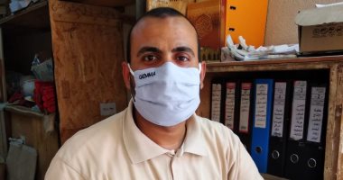بالكمامة.. "محمد" يلتزم بالإجراءات الوقائية داخل مقر عمله