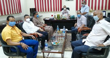 صور.. رئيس مدينة الطود يستقبل وفد من قرية المريس لإدراج القرية بمشروع الصرف الصحى
