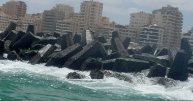 احترس من 3 شواطئ بالإسكندرية.. "الهانوفيل وأبو تلات" فى المقدمة لشدة التيارات المائية والطبيعة الجغرافية.. حواجز أمواج شاطئ النخيل تحصد الأرواح سنويا.. ومتخصصون يحذرون: لا توجد خدمات إنقاذ بسبب الغلق