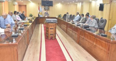 محافظ أسيوط يستعرض جهود الدولة فى توفير السلع والمواد الغذائية
