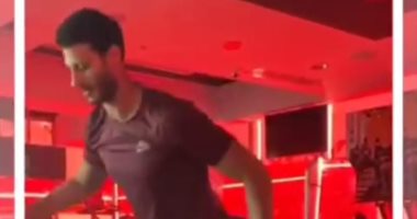محمد الشناوى يخوض وصلة تدريبات بدنية على أنغام الموسيقى.. فيديو