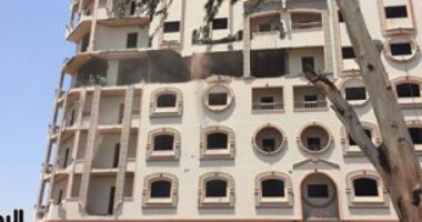 فيديو لايف.. لحظة انهيار برج جرجا المخالف بسوهاج بعد 21 يوما من أعمال الهدم