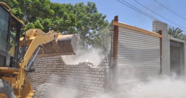 صور.. إزالة 14 مخالفة وتعدى بمساحة 2 فدان و 20 قيراط بمدينة إسنا 
