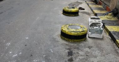 وضع إطارات بقاعدة أسمنتيه حجز للسيارات.. شكوى  شارع خليل مطران بالإسكندرية