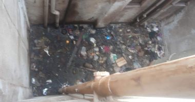 قارئ يشكو تراكم القمامة فى مناور مساكن الأوقاف بقليوب