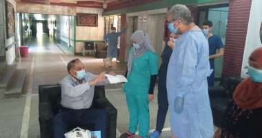 خروج رئيس محكمة استئناف الجيزة و22 متعافى من فيروس كورونا من عزل قنا