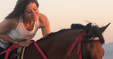 هيدى كرم تستعرض مهاراتها فى ركوب الخيل على شاطئ البحر (فيديو وصور)