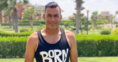 شاهد..عصام الحضرى يستعرض عضلاته فى "سيشن" جديد بحديقة منزله