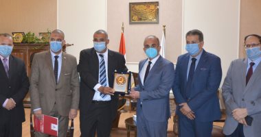رئيس جامعة الزقازيق يبحث سبل التعاون مع وفد مكتبة مصر العامة