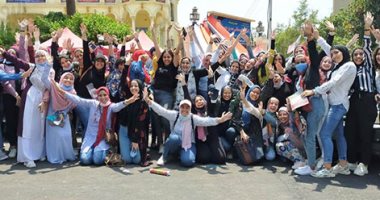 طلاب علمى علوم وأدبى ينهون امتحانات الثانوية العامة بالزغاريد.. أسئلة علم النفس والجيولوجيا والتفاضل سهلة.. وأسرة تستقبل ابنتها أمام لجنة ببوكيه ورد.. والتعليم تضبط 5 حالات غش.. والامتحانات مناسبة للوقت ومتدرجة