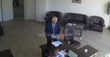 أعوانك خانوك يا أردوغان.. رئيس بلدية تركية يمزق صور الديكتاتور (فيديو)