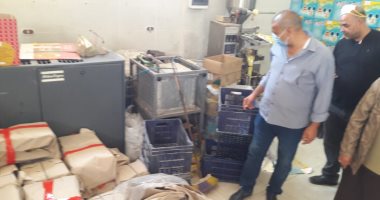 غلق مصنع حلويات وإعدام طن أغذية فاسدة فى حملة بالعاشر من رمضان.. صور 