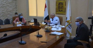 محافظ الوادى الجديد يناقش مع وزير الإسكان آلية تشغيل شركة مياه الشرب.. صور