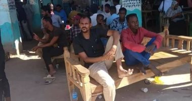 أهالى الرزيقات يقدمون وجبات لـ500 سودانى عالقين بالطريق الصحراوى غرب الأقصر