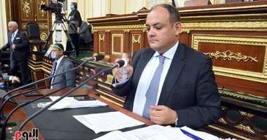 صورة ولقطة.. رئيس اللجنة الاقتصادية بالبرلمان يعقم المايك قبل إلقاء كلمته بالجلسة العامة
