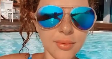 ميريام فارس تشارك متابعيها برقصة من البسين وتعلق : مين فاكر الرقصة دى