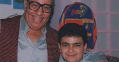 كريم الحسينى يستعيد ذكريات الطفولة بصورة مع الفنان الراحل فؤاد المهندس