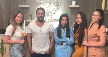 أحمد فلوكس يتوسط 4 حسناوات ويعلق ساخرا: مضايق شوية