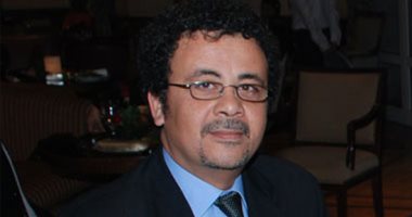 عمرو عرفة يدعم بن شرقى قبل نهائى أفريقيا: "دمه أبيض بخطين حمر"
