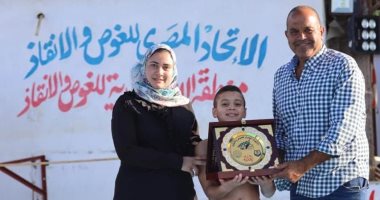 الشاذلي يكرم أسرة الشهيد منسي بدرع اتحاد الغوص والإنقاذ