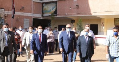 محافظ قنا يتفقد لجان الثانوية العامة بمدينة الوقف.. صور