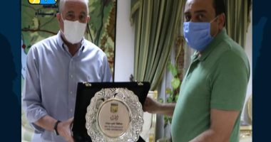 محافظ جنوب سيناء يكرم مدير إدارة المرور السابق ويهديه درع المحافظة