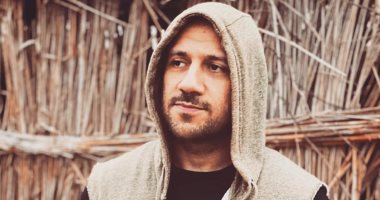 أحمد مكى يحيى جماهيره من أمام العشة: صباحكم رزق