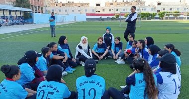 صور.. تدريبات أول فريق لكرة القدم النسائية بمركز شباب مطروح