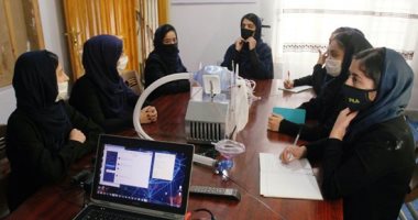 صور.. فريق من البنات الأفغانيات يصمم جهازا رخيصا للتنفس لمرضى كورونا