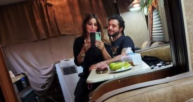ندى الكامل مع أحمد الفيشاوى فى لوكيشن "30 مارس" وسيلفى يجمعها بدينا الشربينى