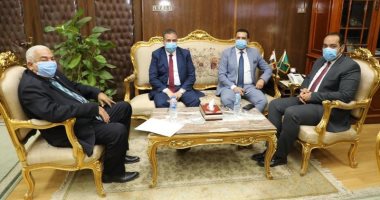 صور.. محافظ المنوفية يستقبل رئيس جامعة مدينة السادات ويكرم مدير الأمن الوطنى
