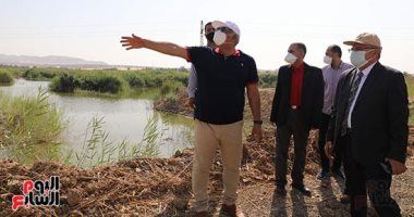 محافظ الوادي الجديد يتفقد بركة بئر الخارجة 2 ويوجه بتوسعتها .. صور 