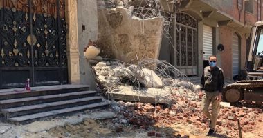 إزالة منزل مخالف بالكامل على خط التنظيم بالمحلة