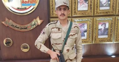 كلنا جيش مصر .."عمرو" من محافظة الجيزة يشارك صورته بالزى العسكرى