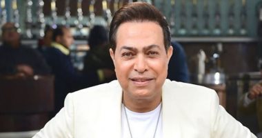 حكيم يمازح جمهوره: مين شاطر ييجى يلاعبنى عشرة طاولة ونشرب شاى كشرى