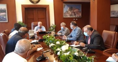 محافظ بورسعيد يناقش تحويل سيارات السولار والبنزين إلى غاز طبيعي