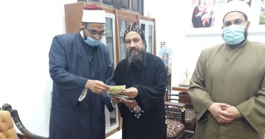 نسيج واحد.. أسقف السويس يشترى 5 صكوك أضحية من الأوقاف.. صور